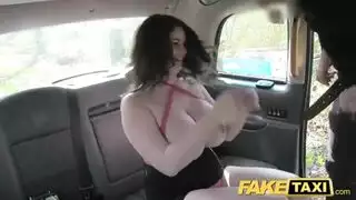 عاهرة تاكسي كبيرة الصدر تتعرض لجنس وجهي وتعبئة بالقشدة