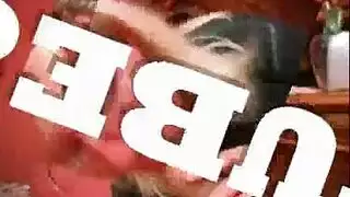 معلمة كبيرة الثدي تُنكح بقوة على طاولة الفصل