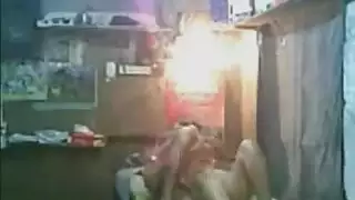 نكاح جماعي تحت السلم: البواب وأصدقاؤه يستغلون فتحات المطلقة