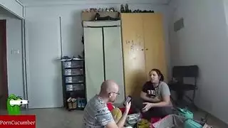 فتاة ممتلئة الجسم يلعق صديقها المثير كسها بشهوة