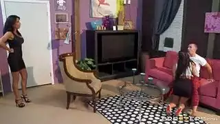 صاحبة المنزل تحصل على نيك قوي من المستأجر بعد مشاهدة صديقته تمص قضيبه الكبير