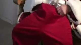 سانتا يدلك قضيبه الكبير، متخيلًا حلم نكاح مزدوج