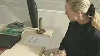 شرموطة شقراء تتلقى قذفاً على الوجه بعد جنس جماعي
