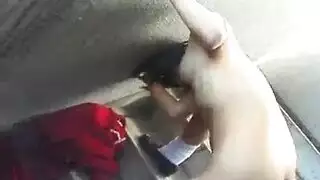 فتاة آسيوية تركع من أجل مص قضيب علني على السلالم