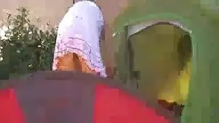 تسجيل خفي: كس زوجة بيت أصلع مكشوف في مكان عام