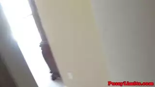 الوسيم الشارعي يأخذ دساراً أرجوانياً عميقاً في مؤخرته