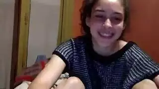 امرأة سمراء تستمني وتذهب منفردا في المنزل