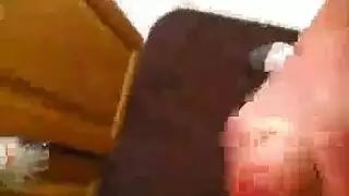 تفريغ الصناديق يتحول إلى نكاح: مهبلان مبللان للبريطانية وجارتها