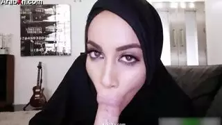 امرأة زانية تظهر لعشيقها حركاتها الإباحية في السرير