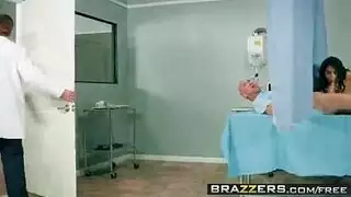 ممرضة على ركبتيها لممارسة جنس فموي صريح