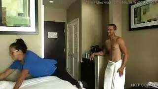 عاملة نظافة لعق