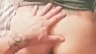 ثلاثي مع لعبة فيبراتور كهربائي بين حارتين موشومات