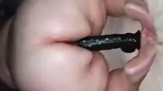 مراهقة جميلة ممتلئة تأخذ دساراً ضخماً وتبلغ ذروتها مثل عاهرة