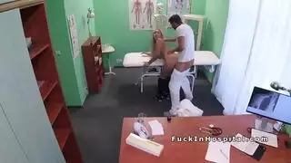 سروالها الداخلي مرتدي، لكن ليس لوقت طويل في هذا المقطع الإباحي
