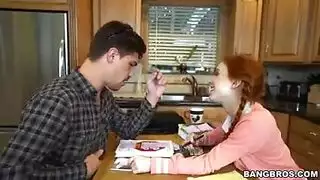 مؤخرة كيكي ميناج العملية تمتلئ بالسائل المنوي