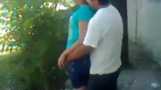 نيك سريع علني: مراهق يضرب طيزها في الحديقة