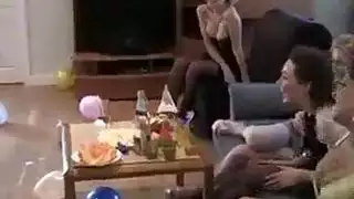 حفلة فتيات في الفناء: جنس فموي سحاقي وفرك