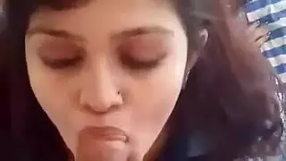 مراهقة عربية تلهو بقضيب ثخين في فندق دبي
