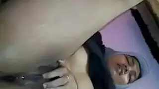 مواصلات عامة إباحية: فتاة مصرية محجبة تتعرض لعملية جنس جماعي