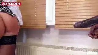 الموظفة الألمانية العاهرة تأخذ قضيب أسود في طيزها