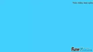 الابنة الشهوانية تأخذ قضيب زوج أمها بينما الأم غائبة