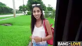 جماع في السيارة: فحل أسود يضرب مراهقة لاتينية ضيقة