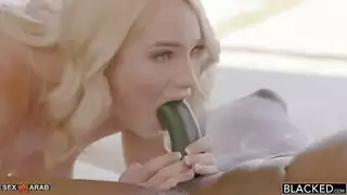 سكرتيرة تستبدل حبيبها بزب رئيسها الأسود الصلب