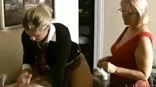 عاهرة ناضجة تتعمق في الحلق في السيارة قبل جنس قوي