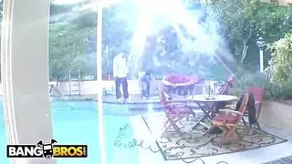 خيال العصابة: ثلاث عاهرات مستعدات يتوسلن لقضيب عمال الإصلاح