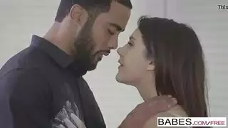 سكس بين الأعراق في المطبخ: زب أسمر كبير ينيك فتاة مستعدة