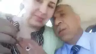 سر الرجل العجوز: مضاجعته لعشيقته الممتلئة في علاقة إباحية