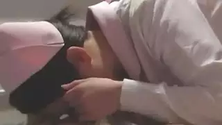 المريضة السكسية تذهب لطبيب النساء ليخرج الظب الصناعي من كسها وينيكها