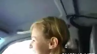 نجمات بورنو في حفلة جنس جماعي مبللة على الشاطئ باستخدام دسار زجاجي