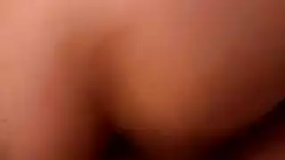 سحاقية خجولة تتوسّل للحصول على تفحيط قاس في شرجها الضيق