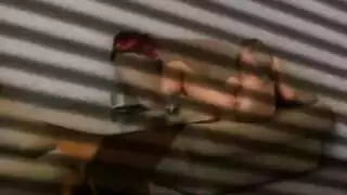 شوحيد يفرك زبه ويطلق حمولة سميكة