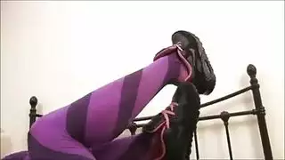 راقصتان قطب عاهرتان تحصلان على مهبليهما مضروبين بوضعية الكلب