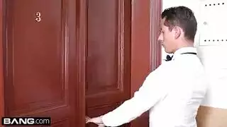 تستعد ليدي دي وصديقتها النائمة للمساء والمتعة