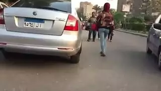 مشية إغراء حجابة: منحرف يكبّر على خديها المثيرين