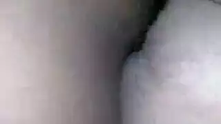 المراهقة النحيلة تخلع ملابسها وتصل للنشوة بقوة في فيديو xxx فردي
