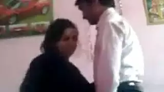 جنس سري: رجل باكستاني يتلقى مصة سريعة من زوجة أخيه