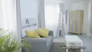 لاتينا ترتدي النظارات تتعرض للضرب في مشهد صريح إكس إكس إكس