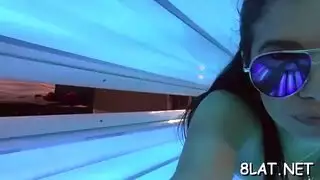 يحصل لها كلب من شاب أسود