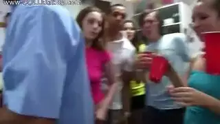 طالبات الجامعات الشابات تأخذ زبًا ضخمًا في كل حفرة