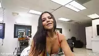 الأم اللاتينية المثيرة تعاقب الخائن بجنس مع حلاقه