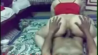 مشهد مصري إباحي: شرموطة تمارس الجنس بوضعية الكلب