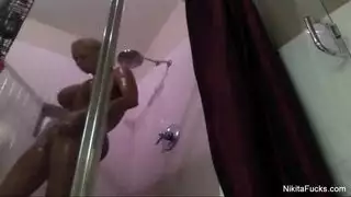 فعل صريح بين الإناث: نيكيتا تضرب مهبل كارلي في تدليك جنسي قاس