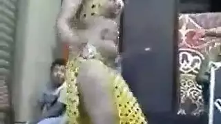 راقصة مصرية مغرية تكشف كل شيء – جاهزة للتصوير الإباحي
