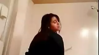 فتاة وقحة تعرض كسها الضيق وطيزها المستدير في مقطع إكس إكس إكس ساخن