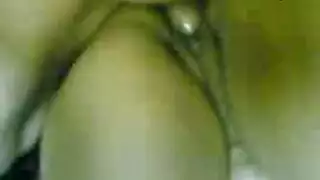 مصري مثير يضرب عشيقته بقوة في شقتها