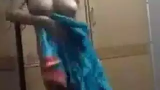 مرح في الحمام مع فتاة مصرية ذات أثداء كبيرة – بورن عاري كامل